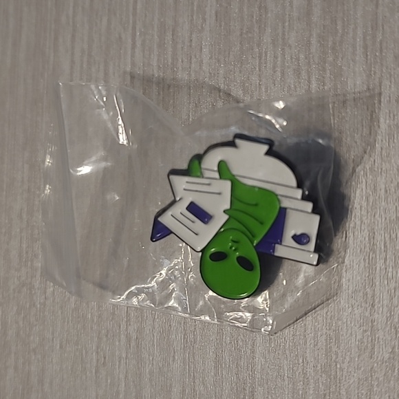 Alien Reading A Newspaper On The Toilet Enamel Pin - Picture 6 of 8